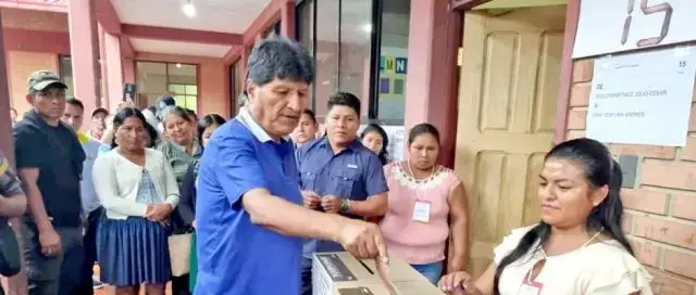 El expresidente Evo Morales al momento de votar en las subnacionales.