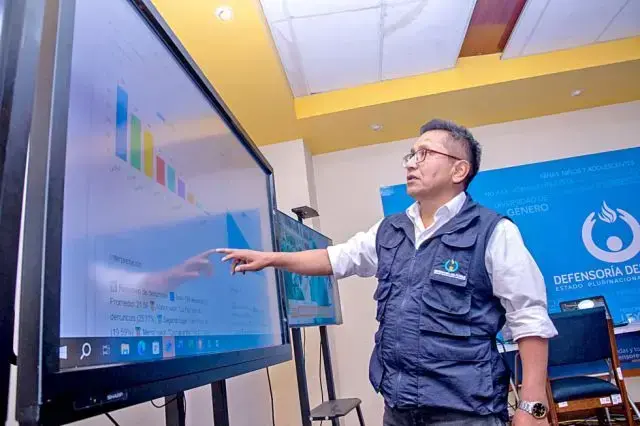 El defensor del Pueblo, Pedro Callisaya, brinda un informe sobre la jornada electoral.