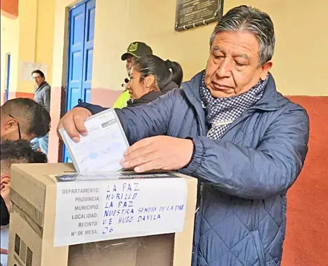El exvicepresidente David Choquehuanca emitiendo su voto en las elecciones generales.