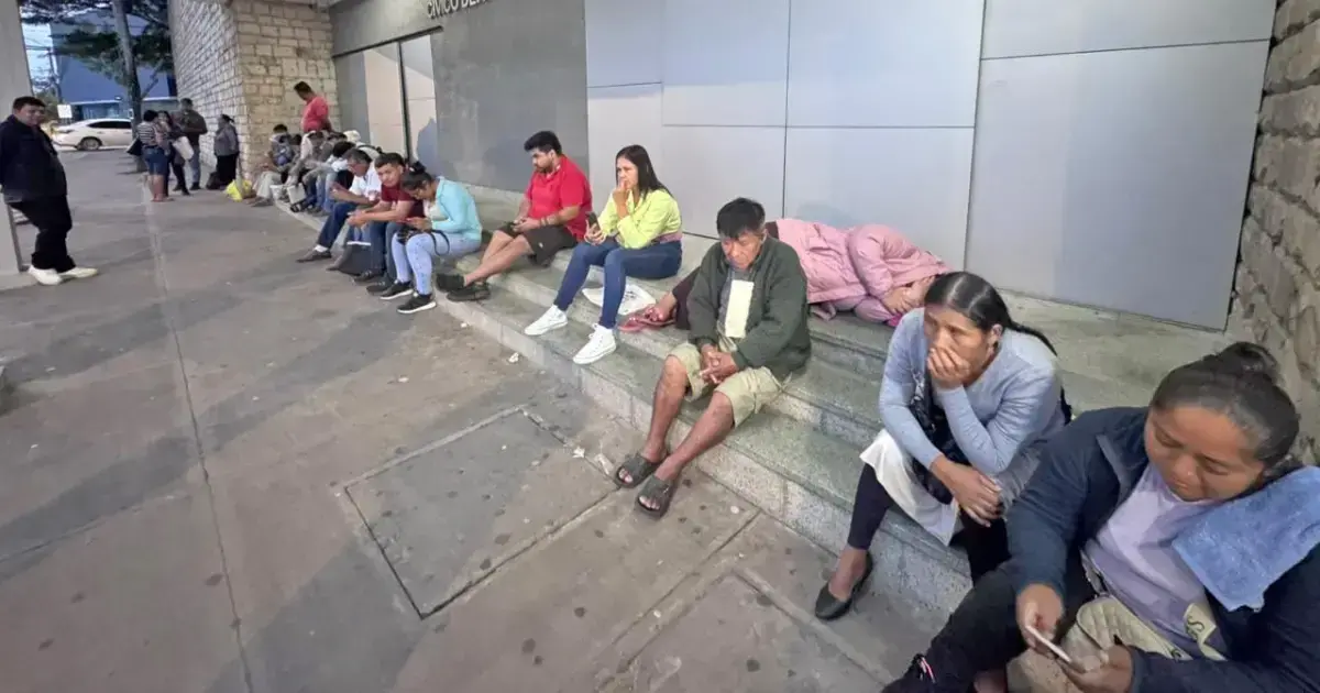 Filas afuera del TED de Santa Cruz