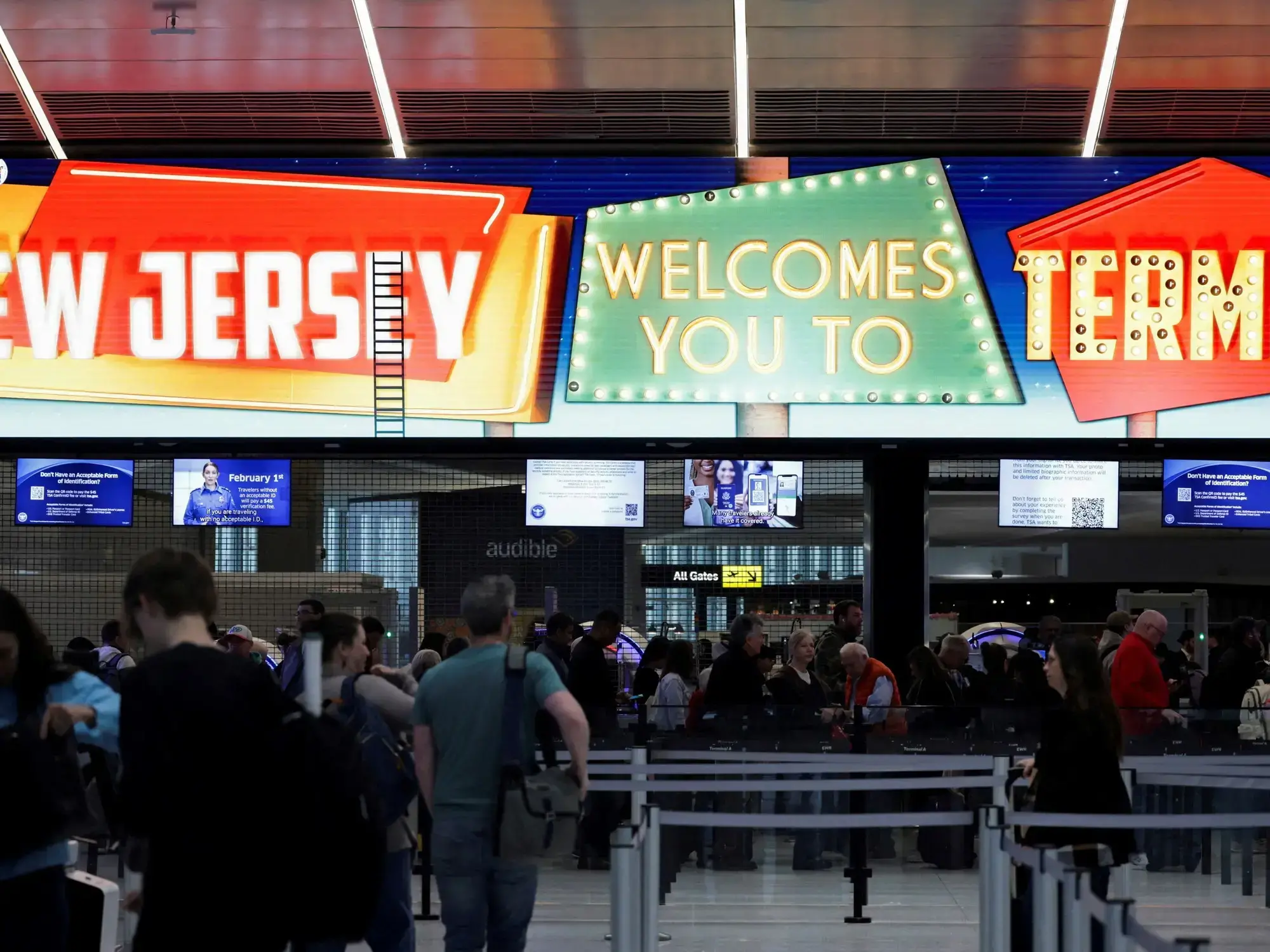 Agentes de migraciones en el aeropuerto Newark Liberty, durante la evacuación.