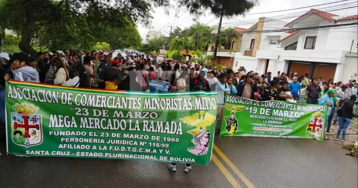 Gremiales afuera de la casa de Jhonny Fernández