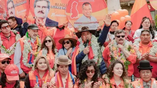 Andrés Gómez en medio de candidatos de la agrupación Venceremos