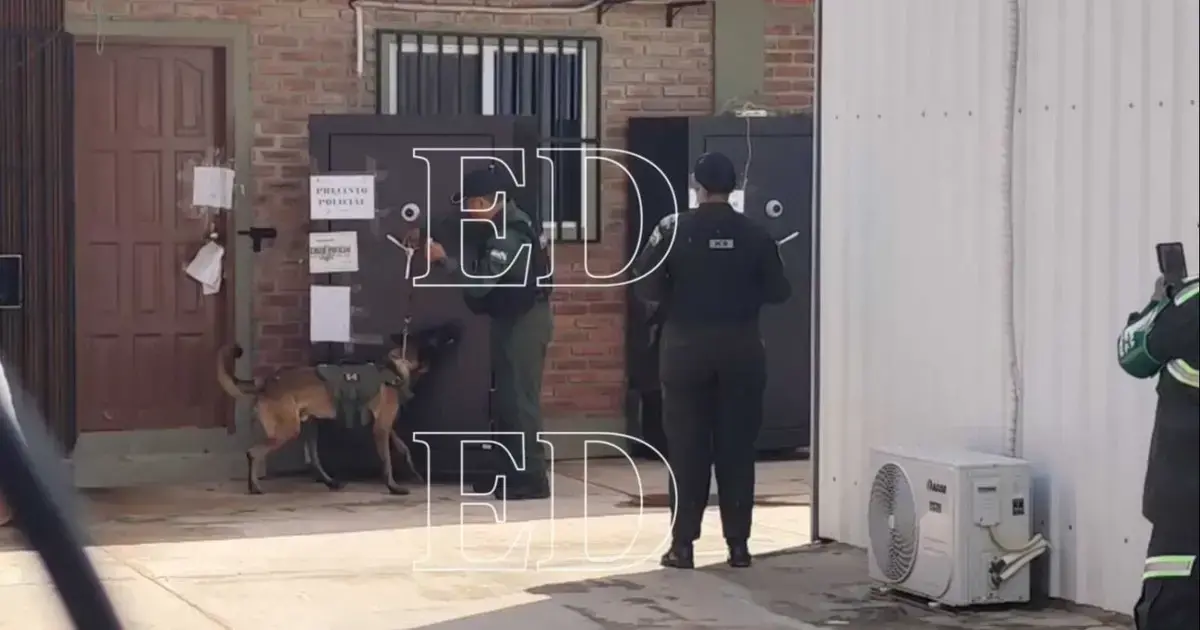 Agentes policiales resguardan propiedad donde se abrirán las cajas fuertes de Marset