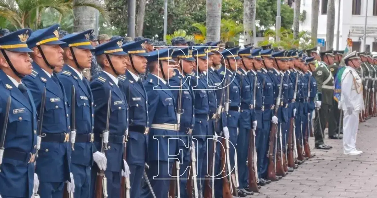 Desfile militar en la plaza 24 de Septiembre por el Día del Mar