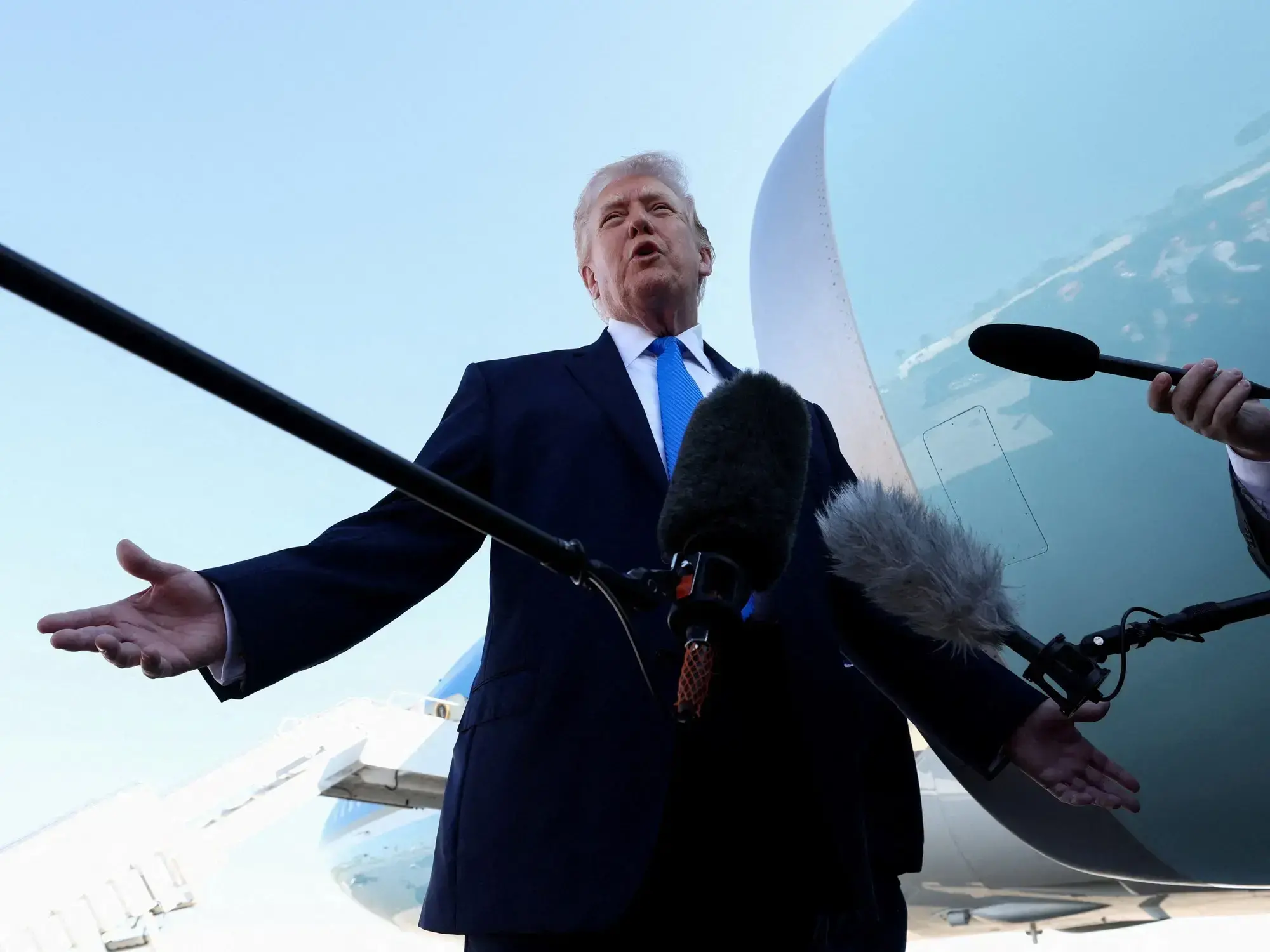 Donald Trump habla con los medios en Palm Beach.