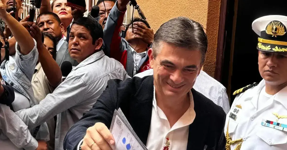 El presidente Rodrigo Paz vota en las elecciones subnacionales.