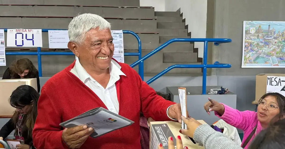El alcalde de la ciudad de La Paz, Iván Arias, vota en las elecciones subnacionales.