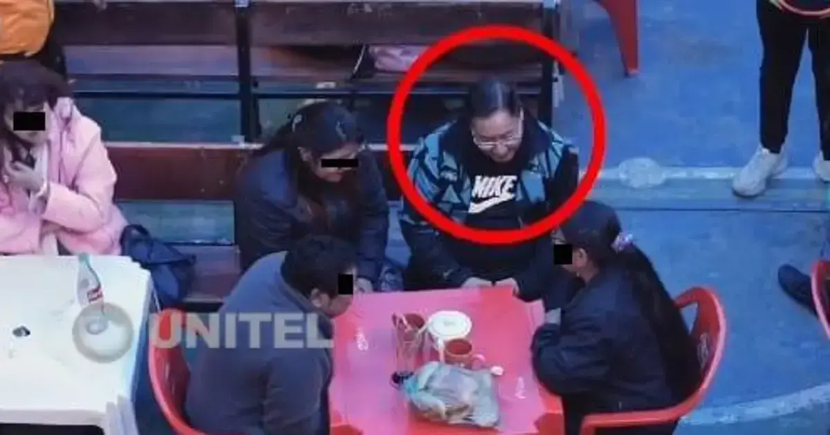 Luis Arce sentado en un banco en el patio de la cárcel de San Pedro.