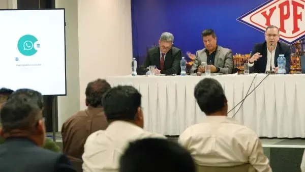 Reunión entre funcionarios de YPFB y transportistas.