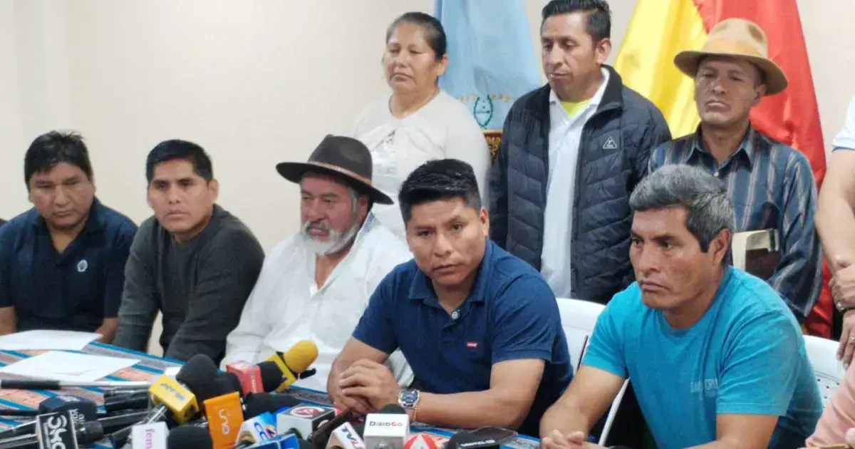 Leonardo Loza y un grupo de dirigentes del trópico brindaron una conferencia de prensa