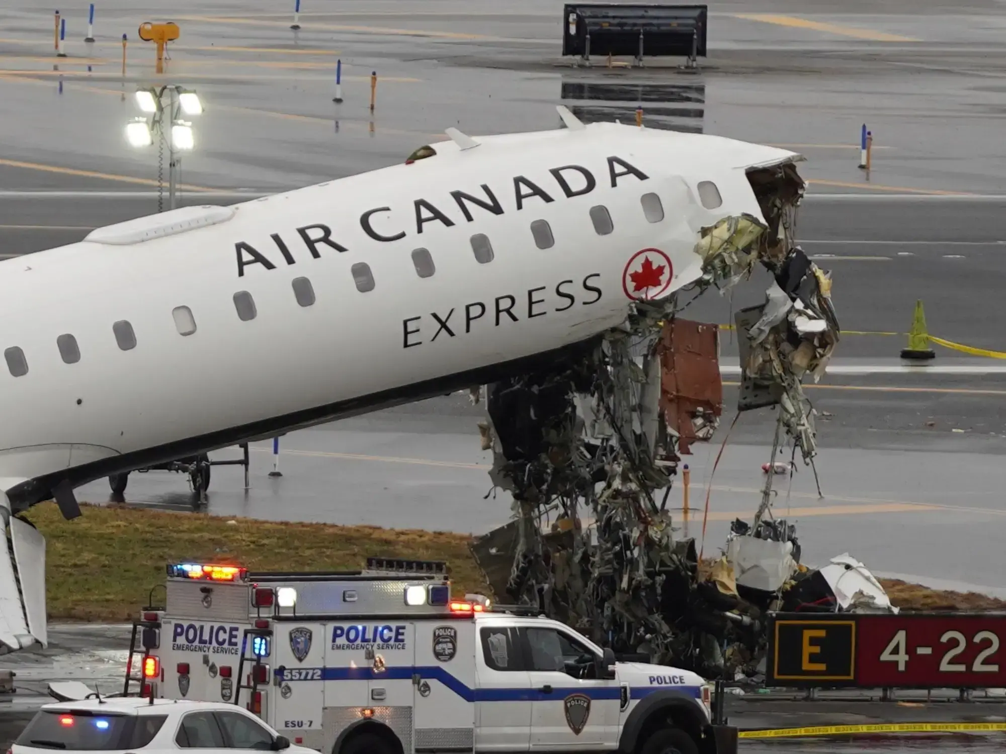 Avión de Air Canadá dañado tras chocar contra un camión de bomberos en la pista.