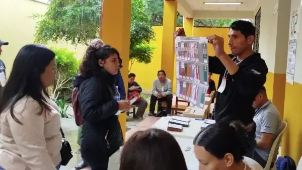 Un jurado muestra la papeleta de sufragio de los candidatos a gobernador de La Paz.