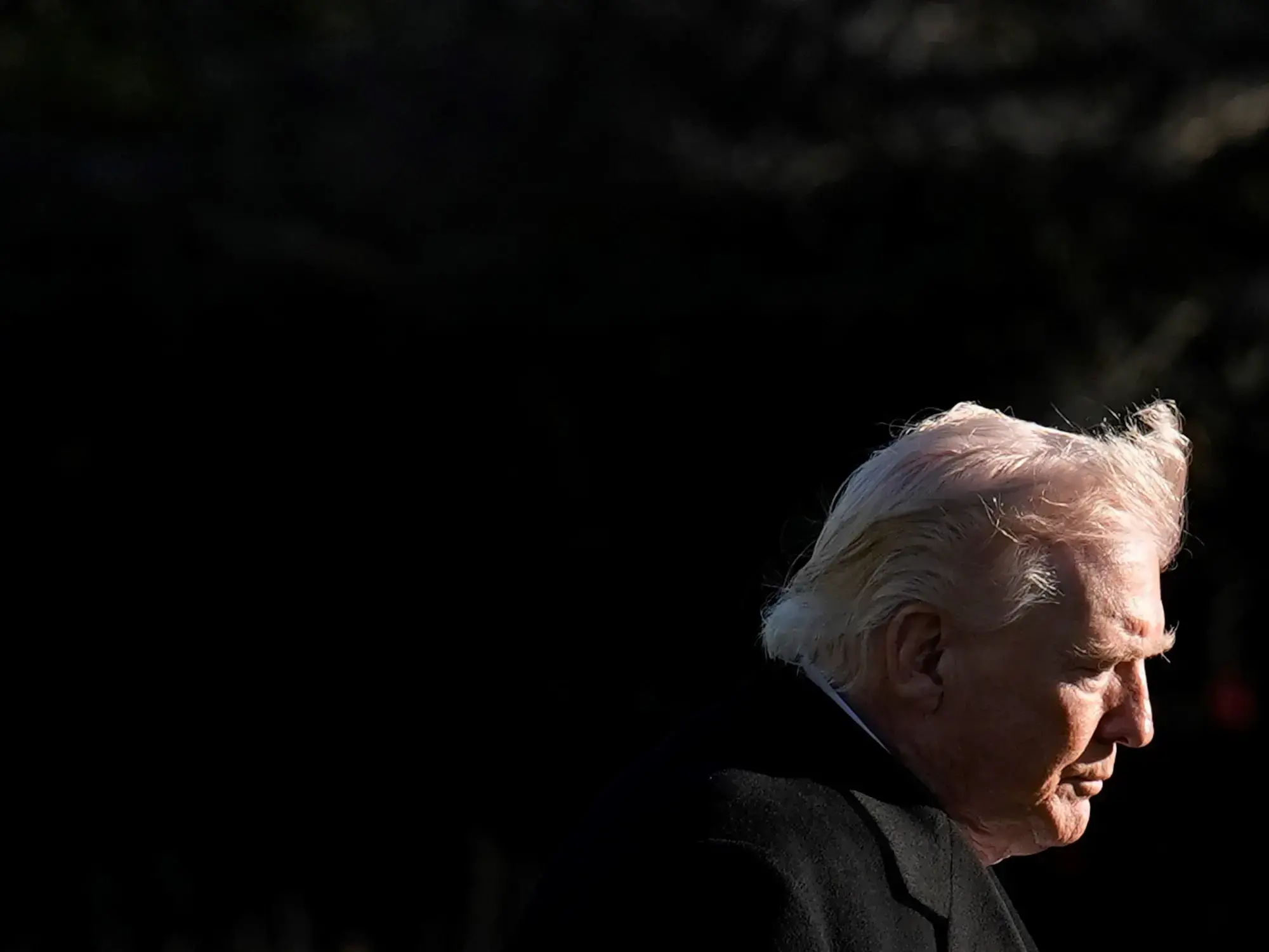 Donald Trump camina por el jardín sur de la Casa Blanca.