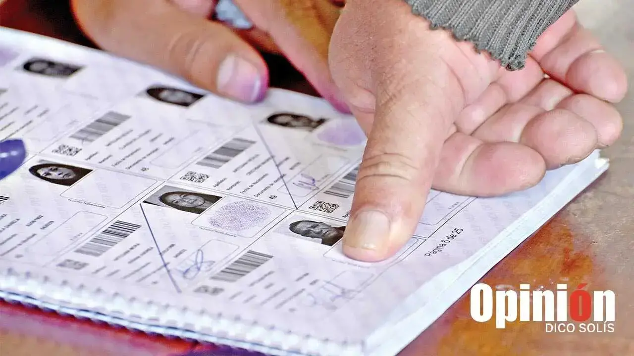 Ciudadano estampa su huella al emitir su voto.
