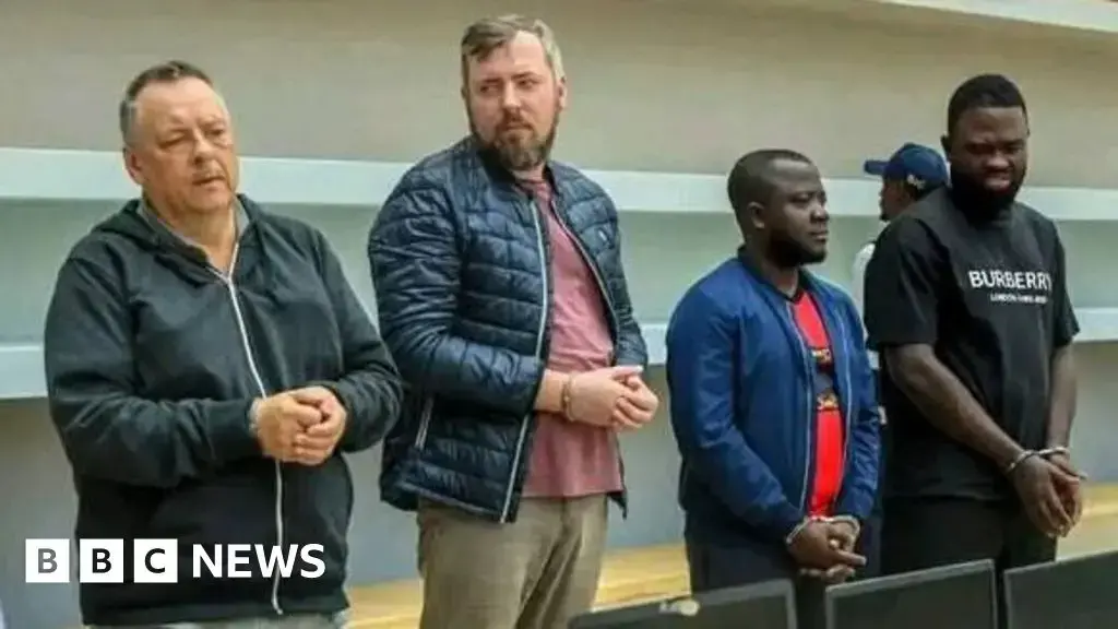 Los acusados Lev Lakshtanov, Igor Ratchin, Amor Carlos Tomé y Francisco Oliveira esperan juicio en Luanda.