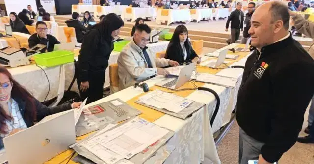 Gustavo Ávila, en el centro de cómputo del TSE.