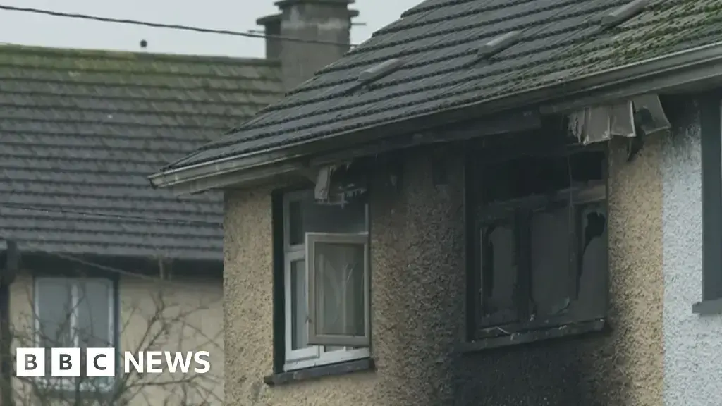La casa fotografiada en 2025 tras el ataque incendiario.