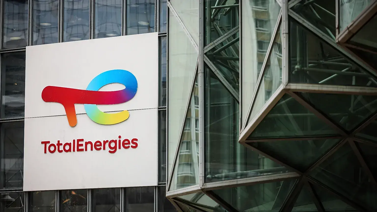 Cartel de la empresa francesa TotalEnergies en su sede.