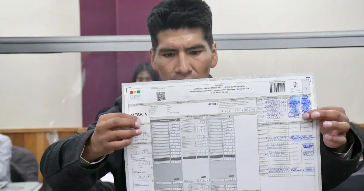 Uno de los operadores de cómputo oficial de votos en Oruro.