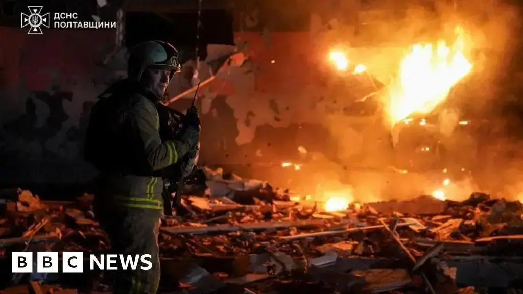 Bomberos combaten un incendio en Poltava tras los ataques