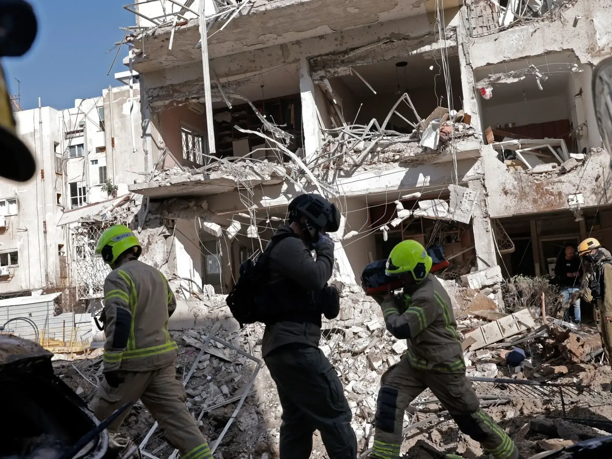 Destrozos en Tel Aviv tras la caída de un misil iraní.