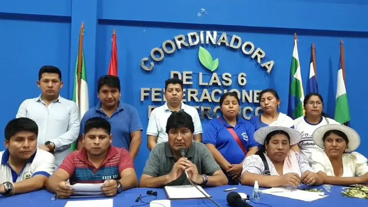 Evo Morales (centro) preside la reunión de las Seis Federaciones del Trópico de Cochabamba.