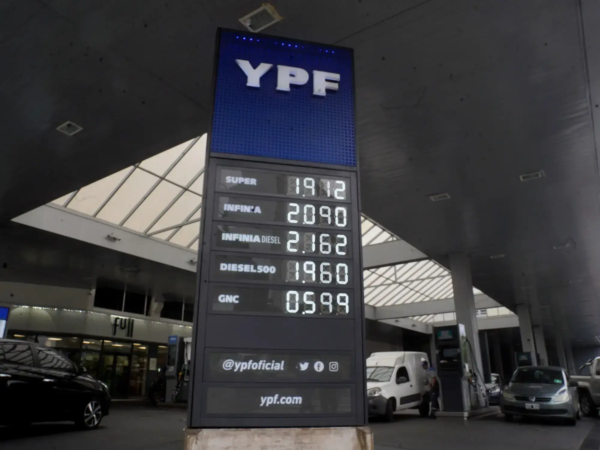 Un empleado retoca los precios de los combustibles en Filipinas.