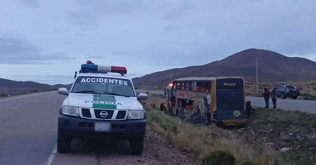 Pasajeros heridos son evacuados tras el accidente del bus en Caracollo.