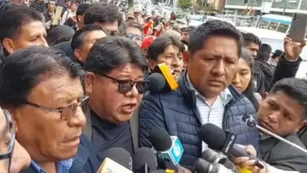 Edson Valdez, dirigente de los choferes del Departamento de La Paz, comunica el paro.