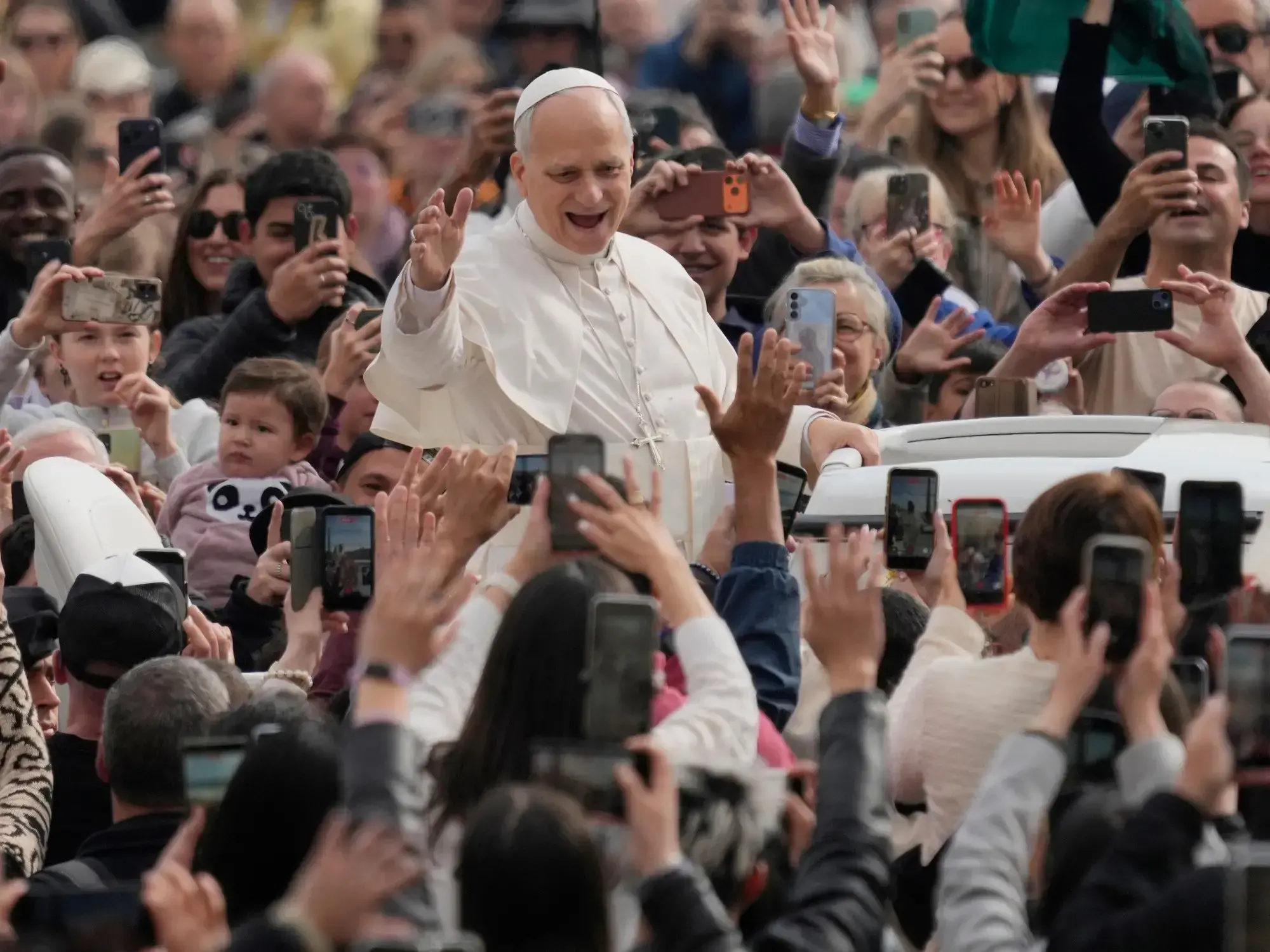 El papa llega a su audiencia general en plaza San Pedro.
