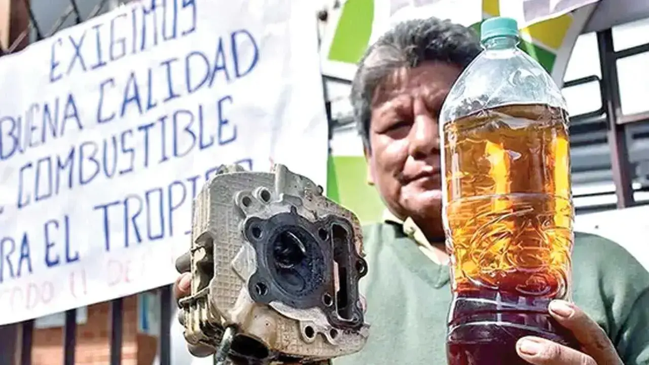 Un conductor muestra gasolina de "mala calidad".