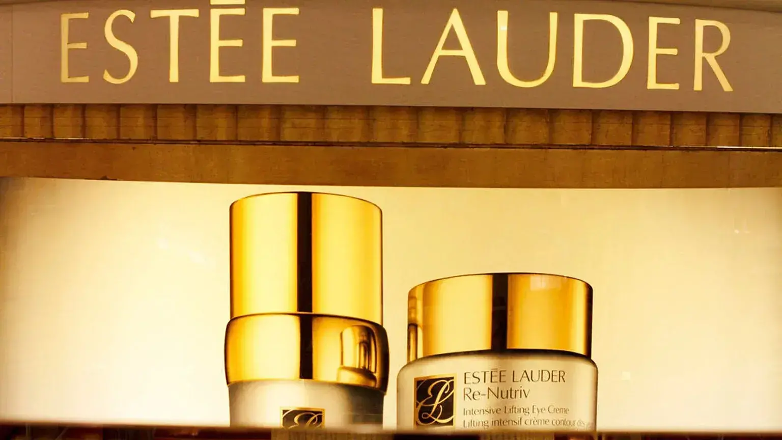 Productos de Estée Lauder exhibidos en unos grandes almacenes.