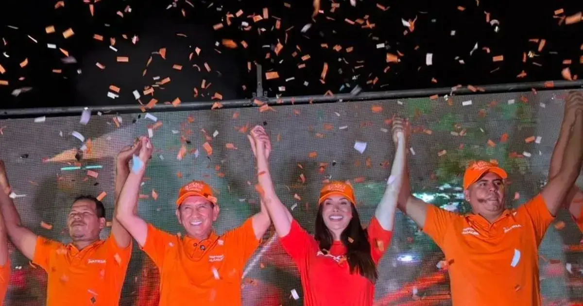 Neptaly Mendoza celebra su victoria electoral.