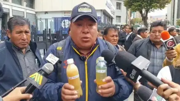 Dirigente del transporte pesado durante declaraciones.