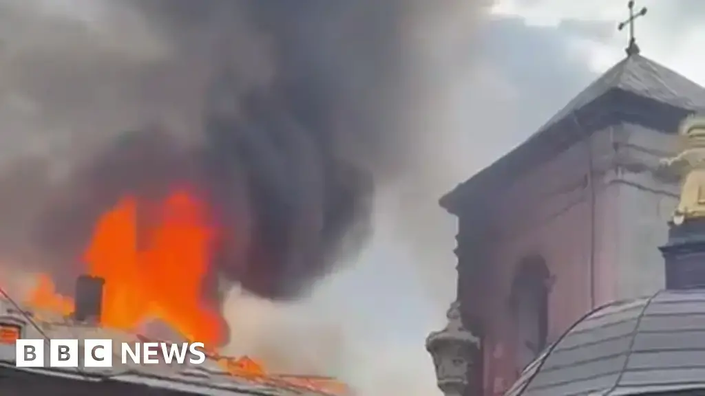 Un dron ruso impacta en el centro histórico de Lviv, Ucrania.