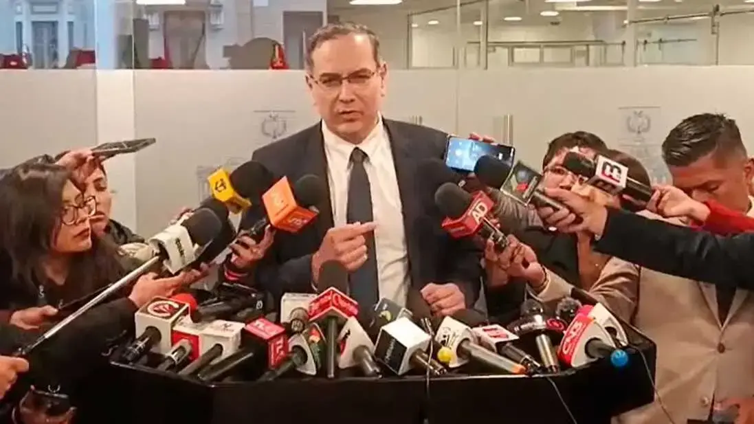 El presidente de YPFB, Yussef Akly, en una conferencia de prensa.