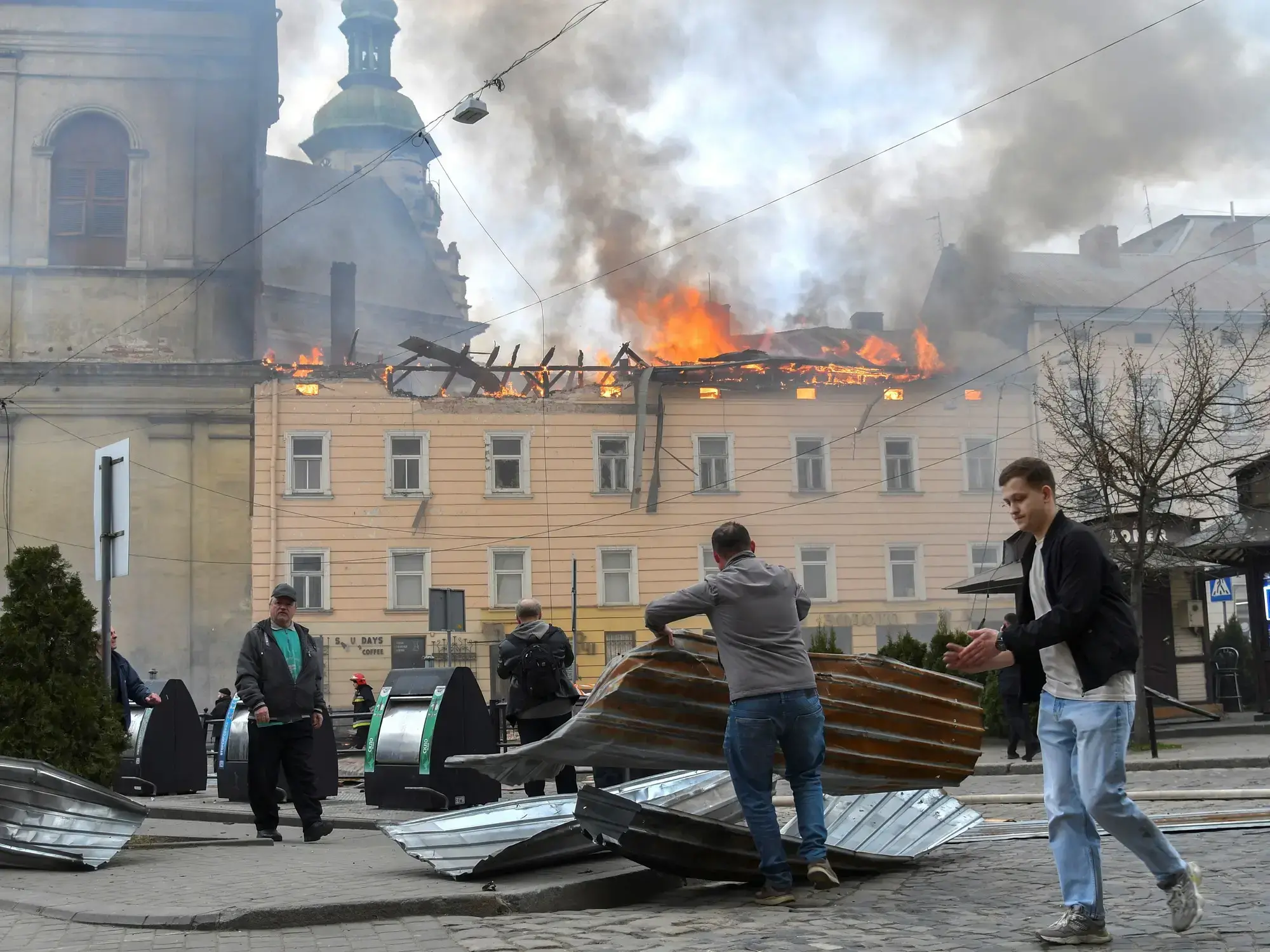 Rescatistas ayudan a heridos tras el ataque en Lviv, Ucrania.