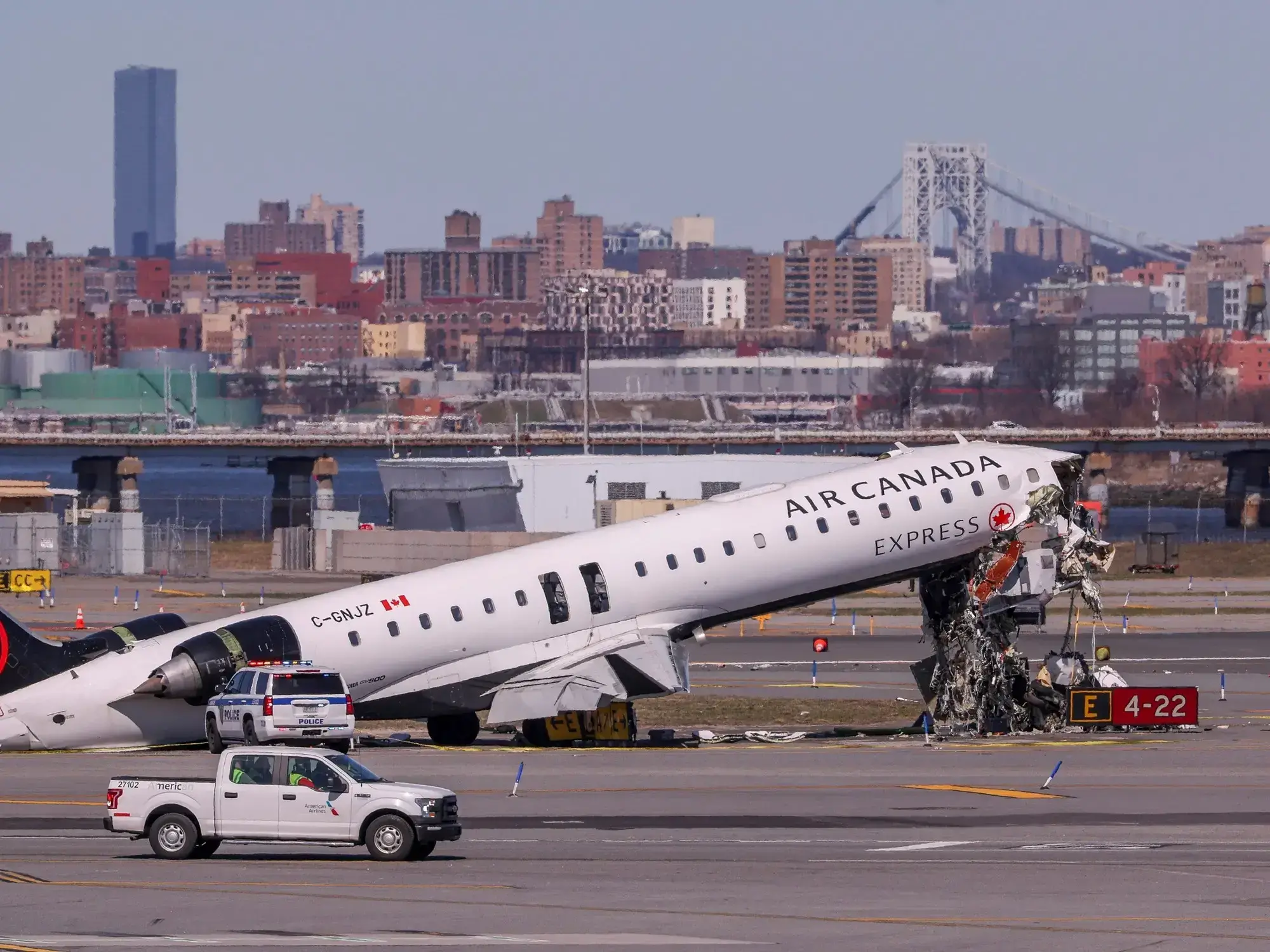 El avión de Air Canada dañado se observa en la pista del Aeropuerto Internacional LaGuardia un día después del accidente.