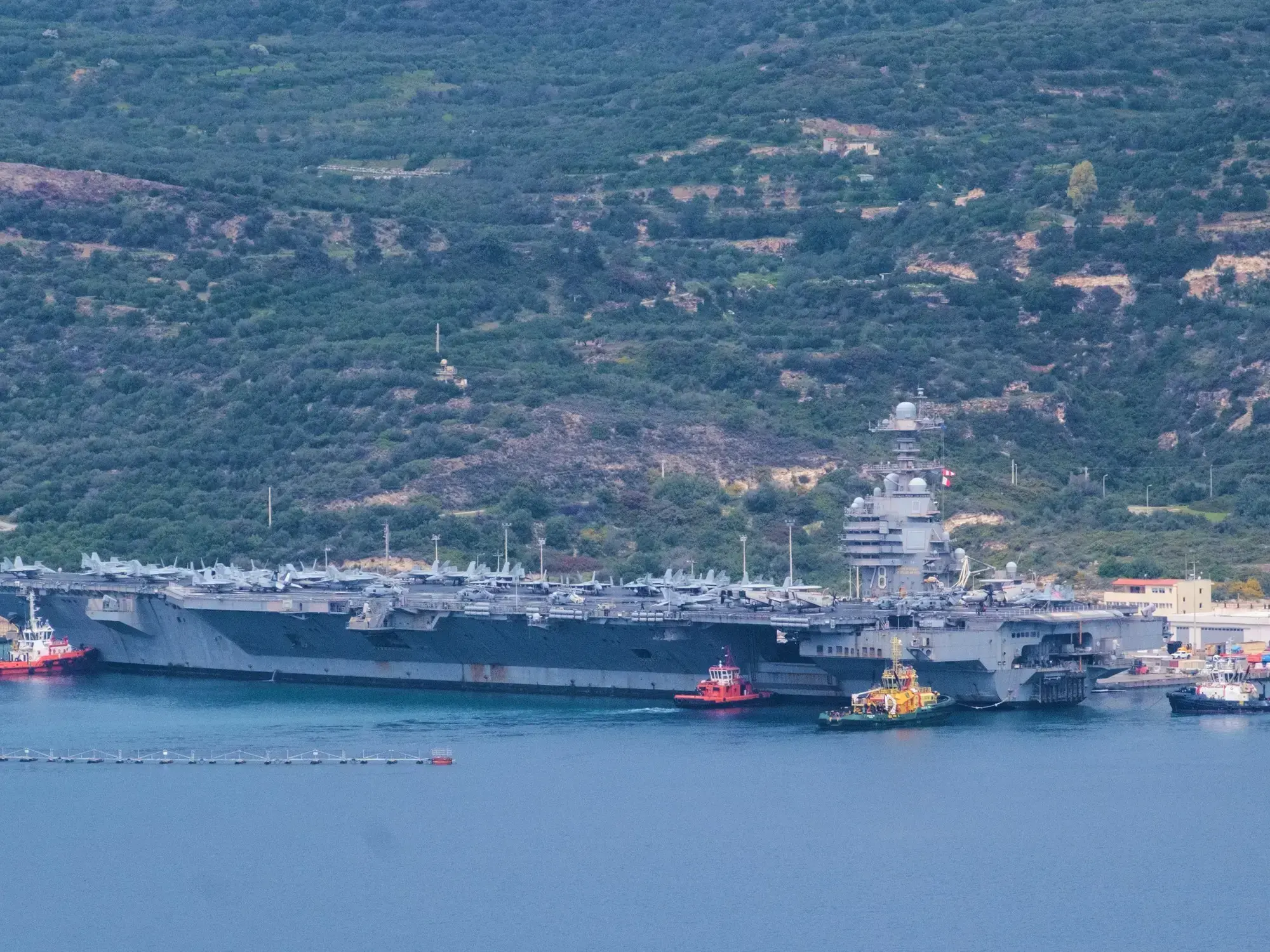 El portaaviones USS Gerald R. Ford, frente a la base naval Souda, en Creta.