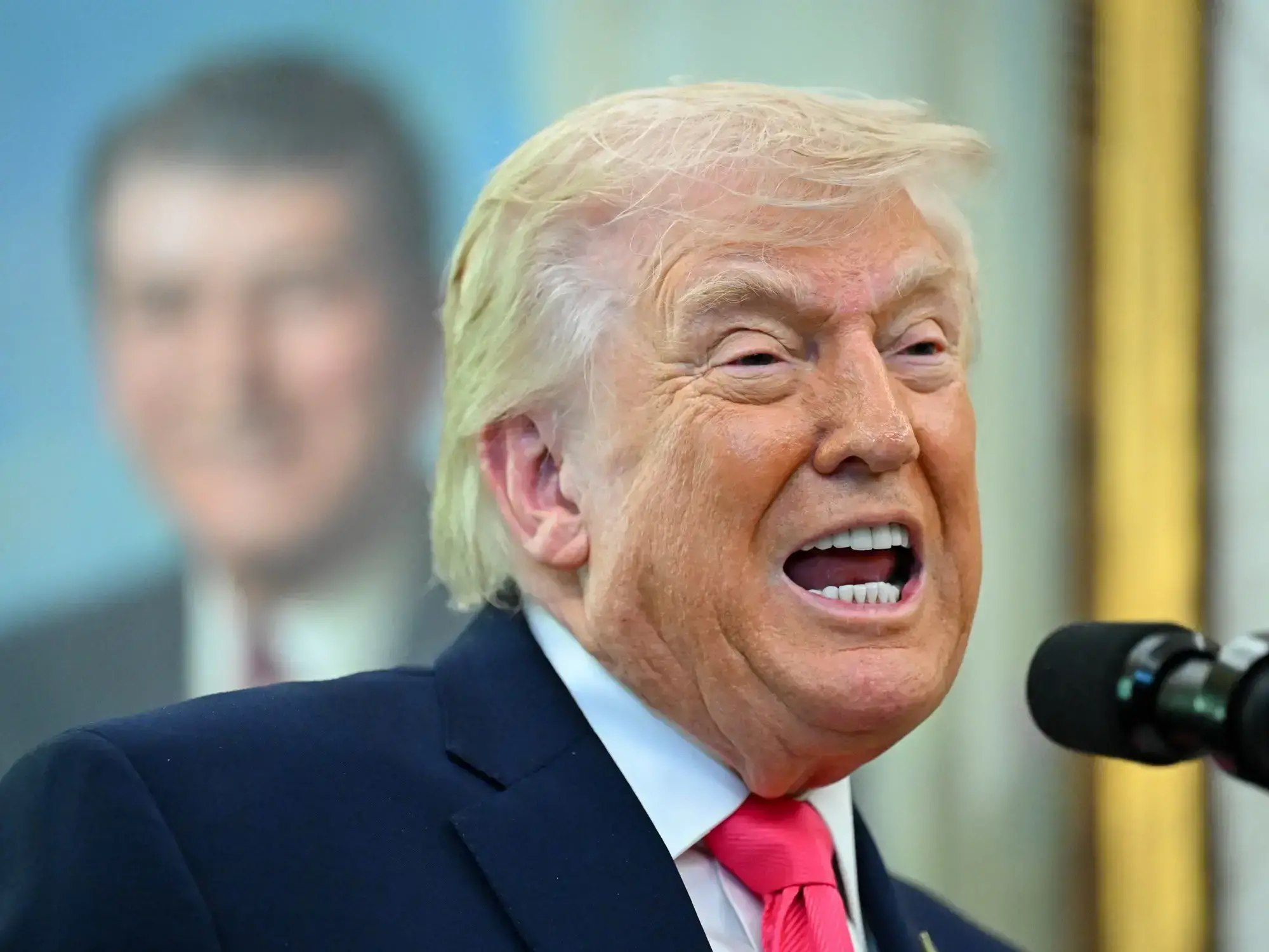 Personal de emergencia inspecciona daños tras un ataque aéreo en Tabriz, Irán.