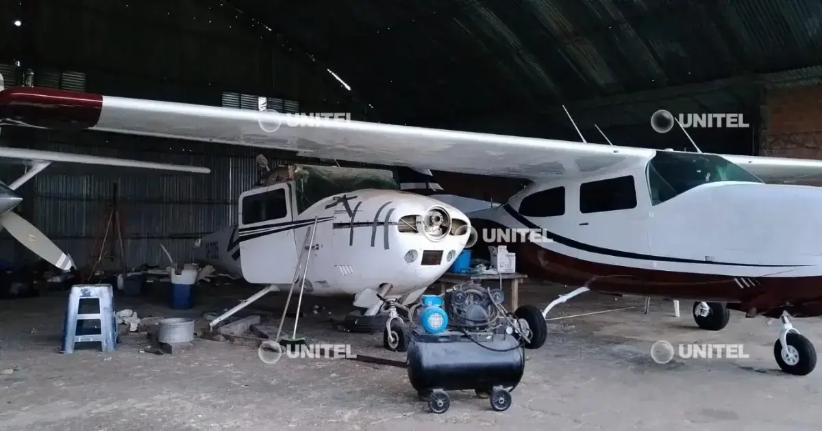 Agentes policiales durante una intervención en un hangar.