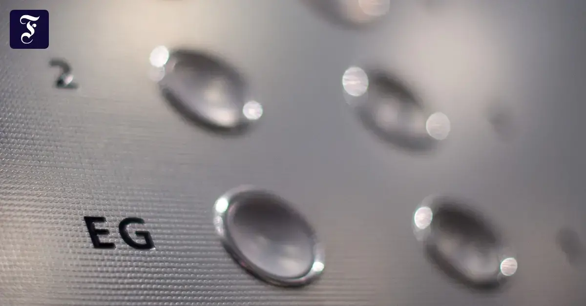 Joachim Ley con un motor de ascensor fabricado con imanes de ferrita.