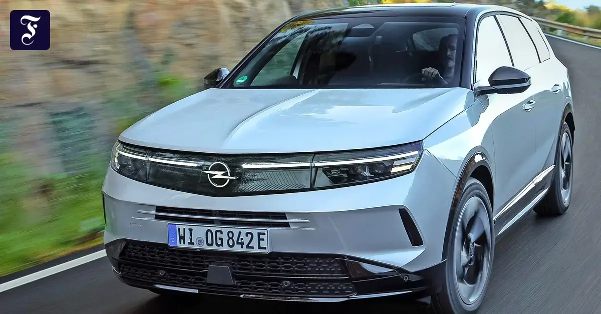 Opel Grandland en su versión híbrida enchufable.