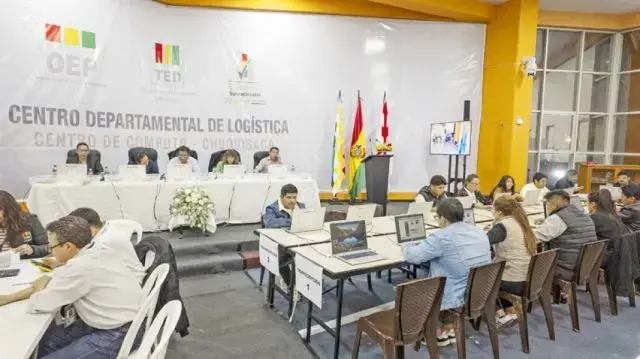 El trabajo en el TED Chuquisaca, donde los resultados finales de asambleístas saldrían hoy.