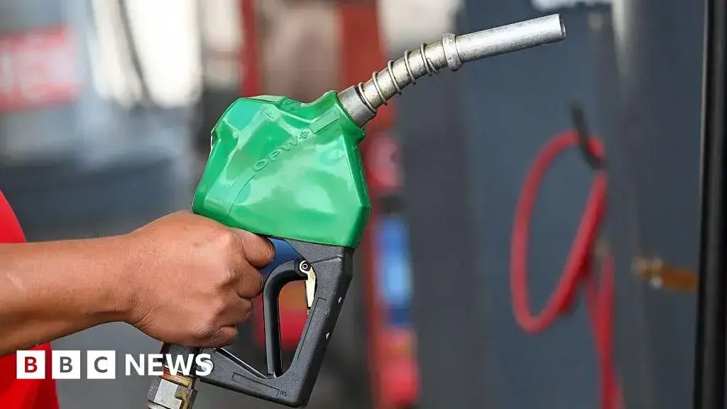 Un coche repostando en una gasolinera.