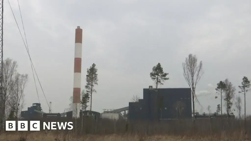 La chimenea de una central eléctrica en Auvere, Estonia, sufrió daños leves por un dron ucraniano.
