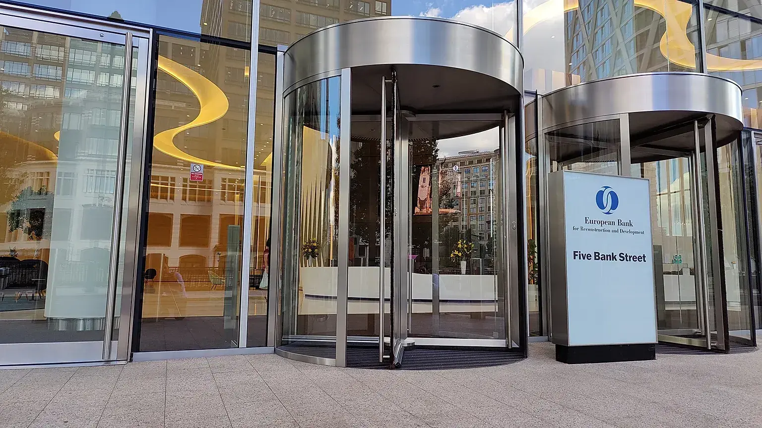 Entrada de la sede del Banco Europeo de Reconstrucción y Desarrollo