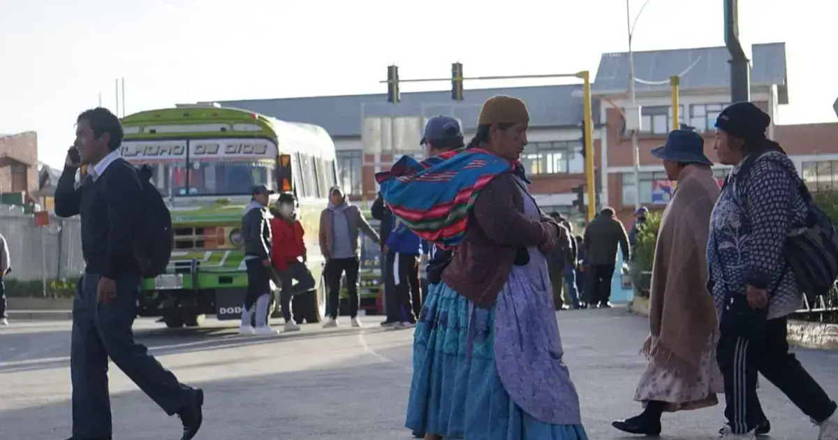 Un micro bloquea una de las vias durante la protesta.