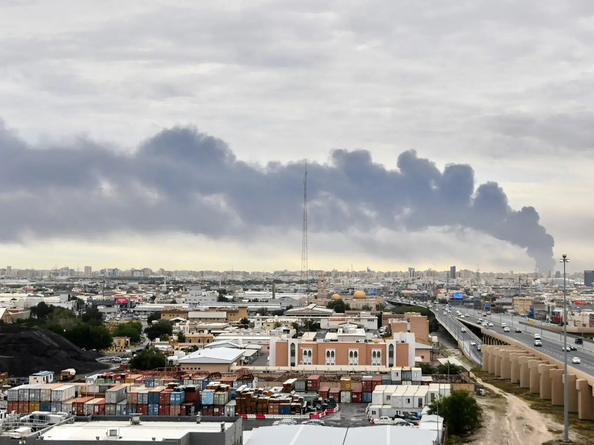 Una columna de humo sale del aeropuerto de Kuwait tras un ataque.